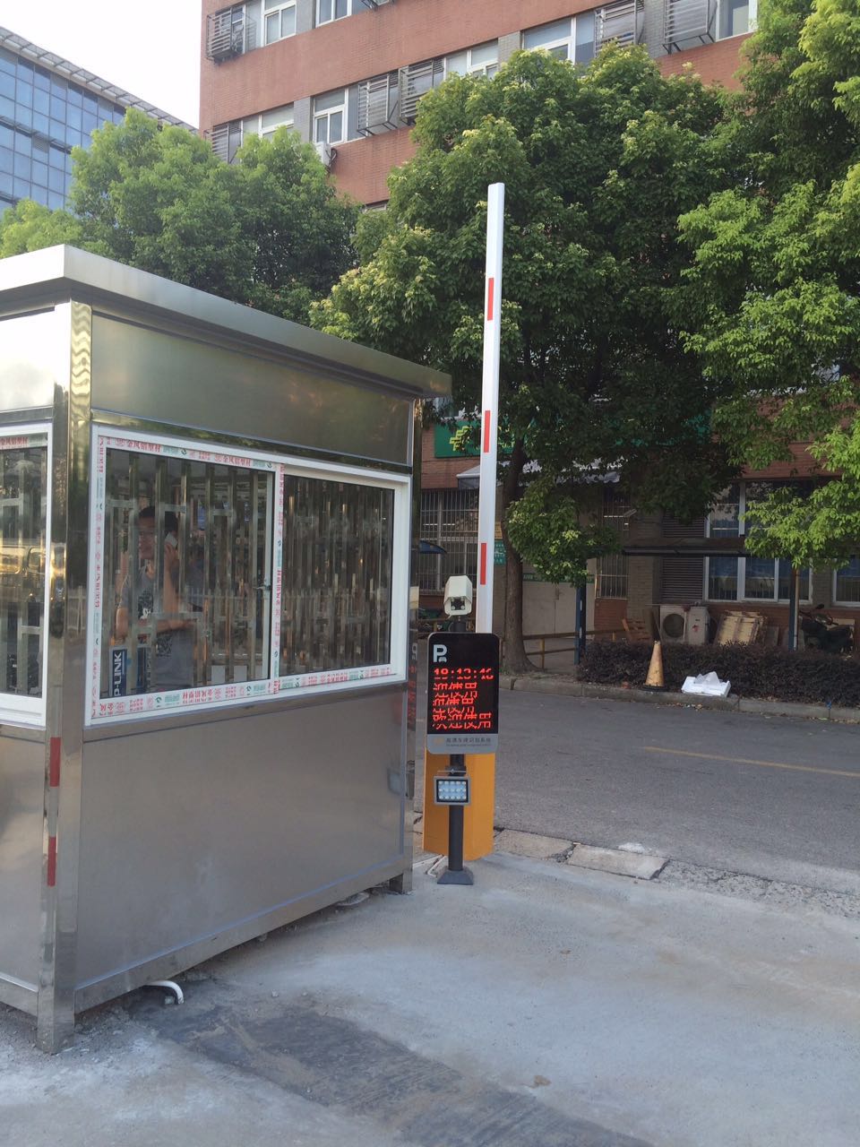 上海翼霸市政工程|不銹鋼崗?fù)小區(qū)保安崗?fù)車(chē)位線|車(chē)牌識(shí)別|道路劃線